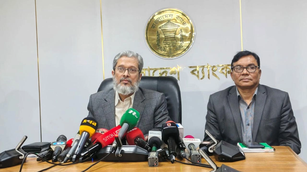 ব্রিফিংকালে কথা বলছেন বাংলাদেশ ব্যাংকের নির্বাহী পরিচালক ও মুখপাত্র আরিফ হোসেন খান।