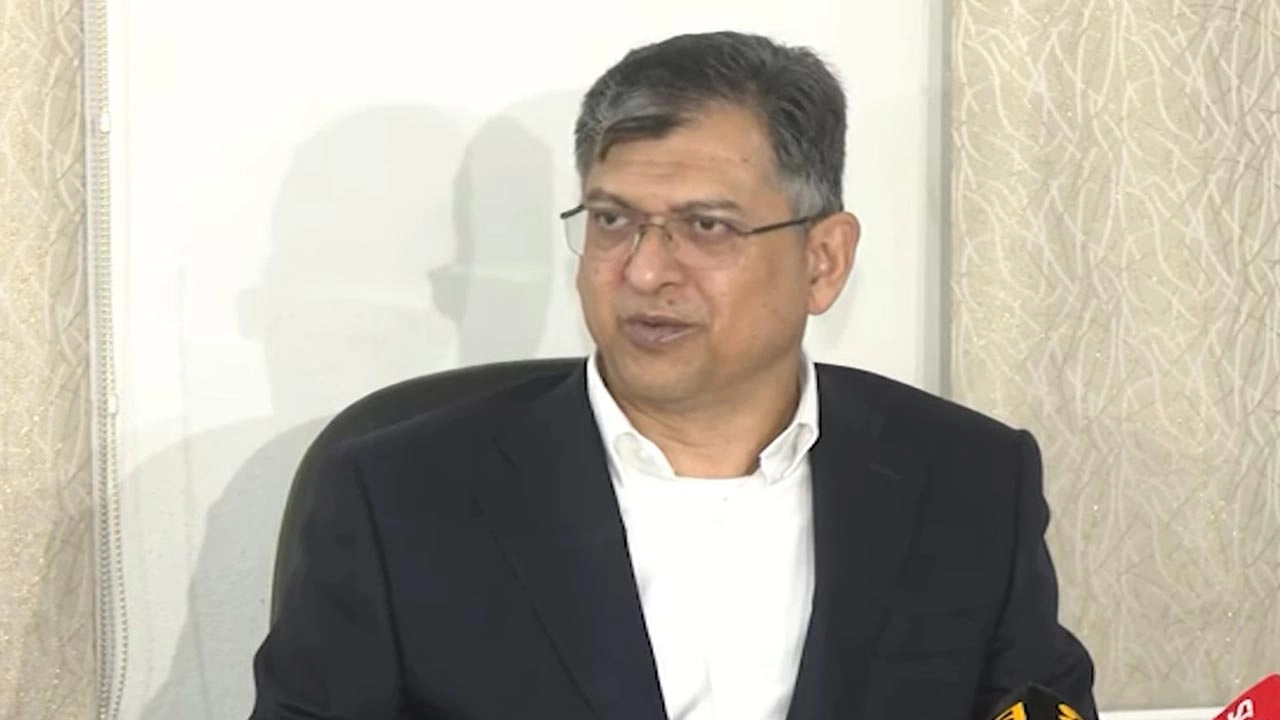 সচিবালয়ে সাংবাদিকদের সঙ্গে কথা বলছেন স্বরাষ্ট্রমন্ত্রী সালাহউদ্দিন আহমদ