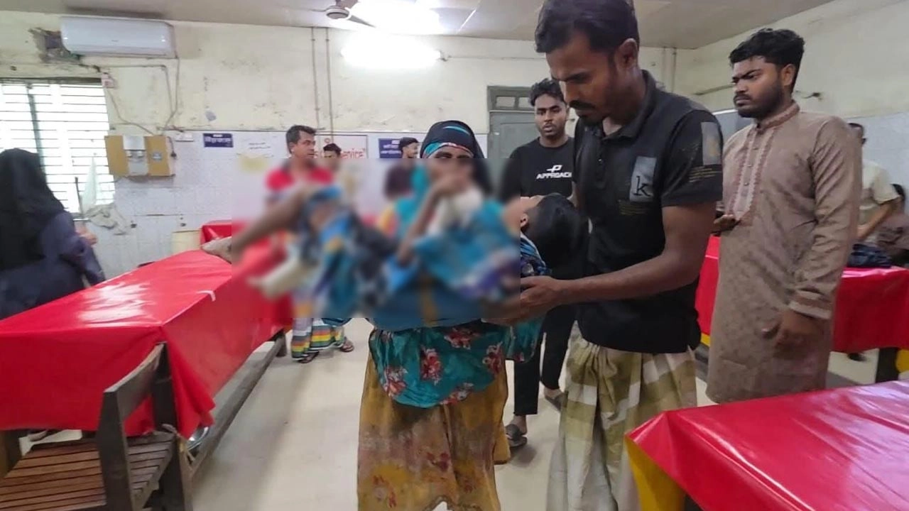 প্রাথমিক চিকিৎসা শেষে ঢাকা মেডিকেলে পাঠানো হয়েছে।