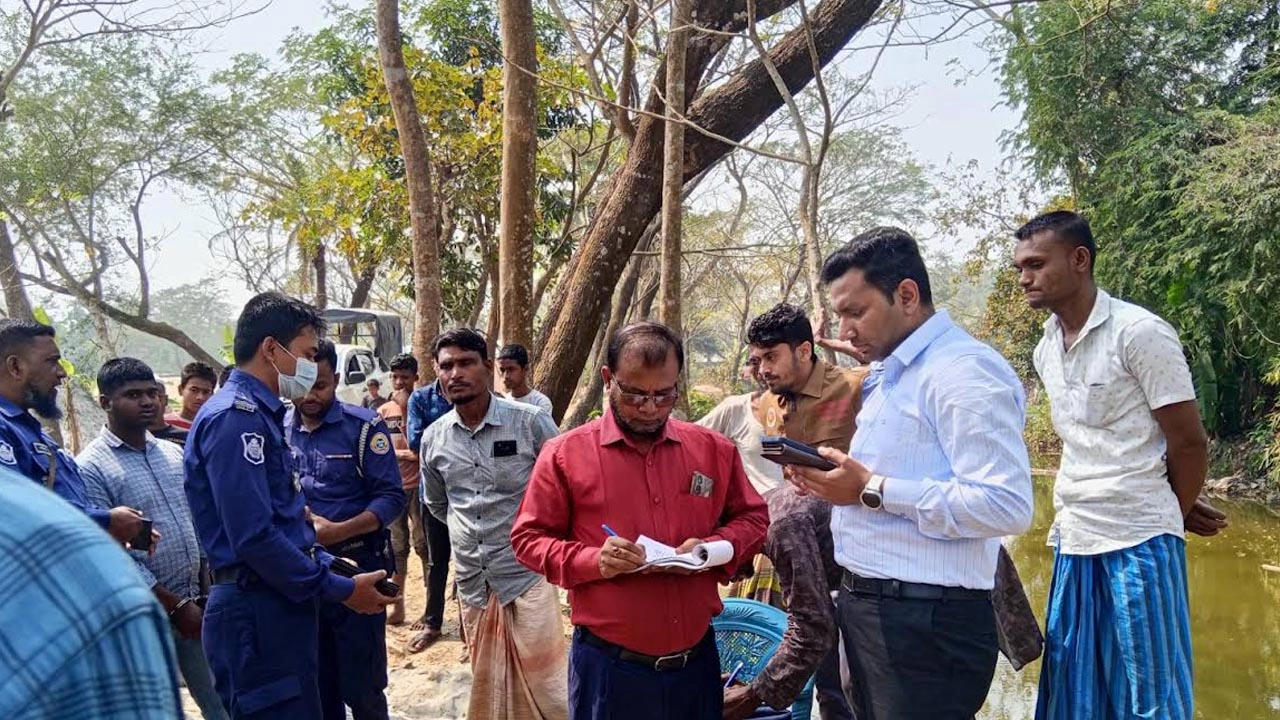 মো. ফারুক নামে এক ব্যবসায়ীকে দেড় লাখ টাকা জরিমানা করা হয়েছে।