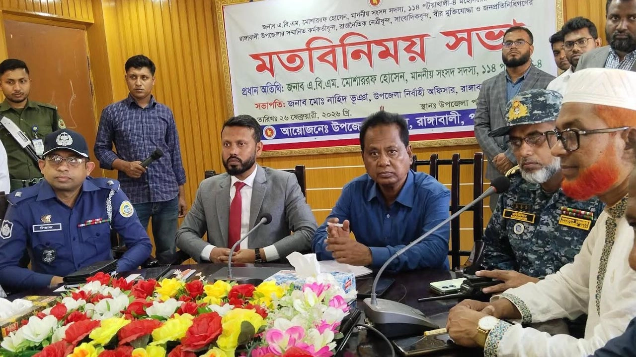 উপজেলা প্রশাসন, রাজনৈতিক নেতৃবৃন্দ ও বিভিন্ন শ্রেণি-পেশার প্রতিনিধিদের সঙ্গে মতবিনিময় সভায় এমপি মোশাররফ হোসেন।