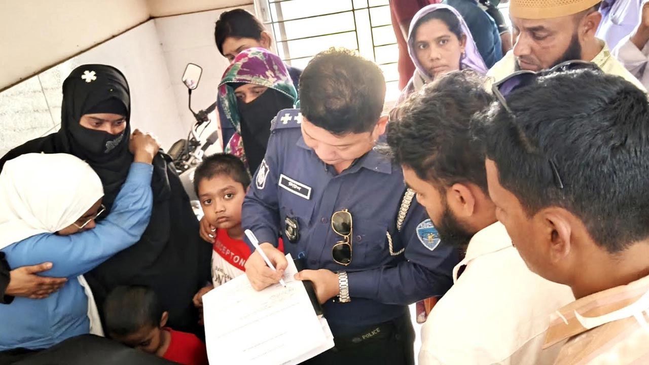 ফরিদগঞ্জ উপজেলা স্বাস্থ্য কমপ্লেক্সে নুরহাজান বেগমের মরদেহের সুরতহাল প্রস্তুত করছে পুলিশ।