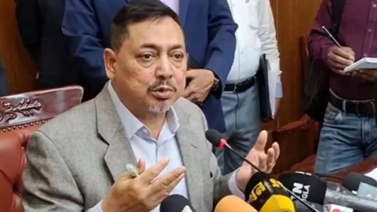 সচিবালয়ে মন্ত্রিসভার বৈঠক শেষে ব্রিফিংয়ে কথা বলছেন মন্ত্রিপরিষদ সচিব নাসিমুল গনি।