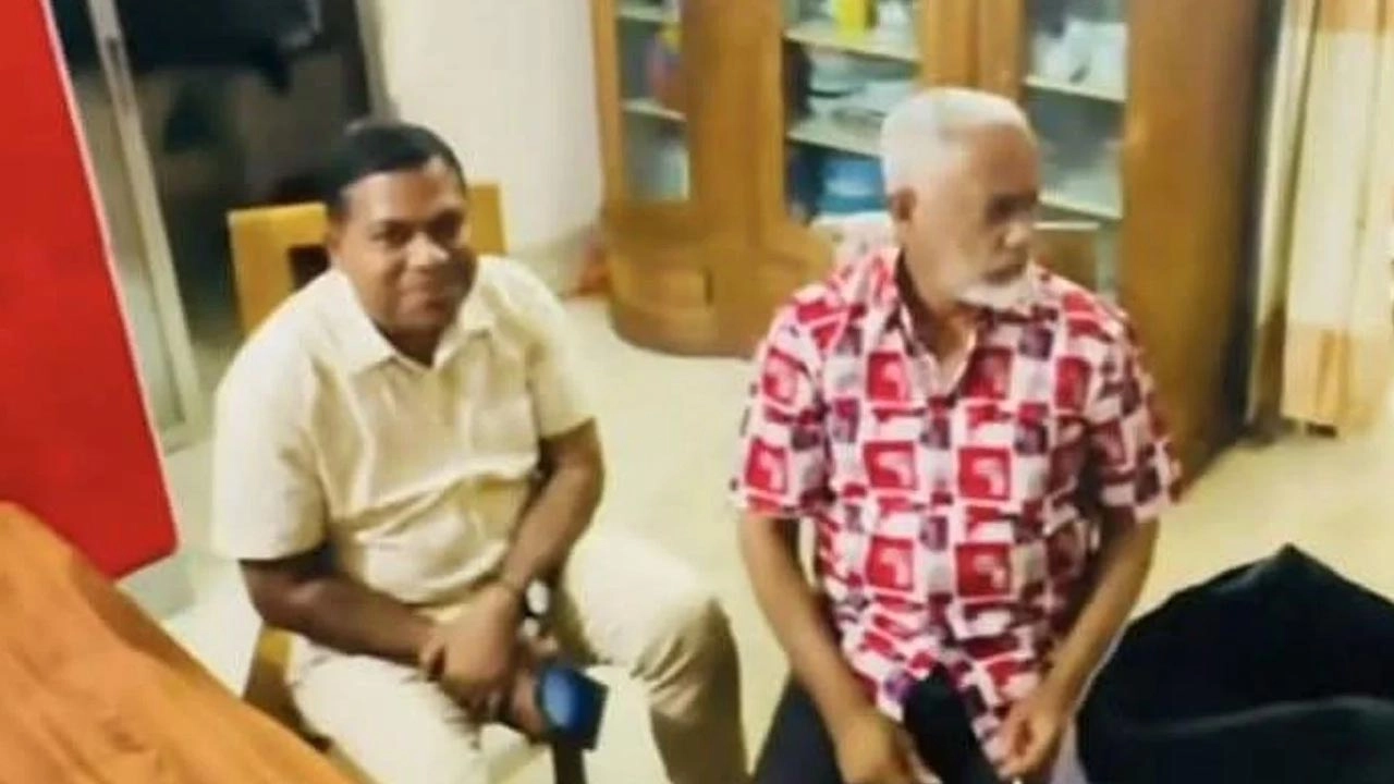 আওয়ামী লীগ নেতার বাসায় মিষ্টি ও ফুল নিয়ে শুভেচ্ছা জানাতে গিয়েছেন উপজেলা বিএনপির আপ্যায়ন বিষয়ক সম্পাদক সোহেল আহমেদ।