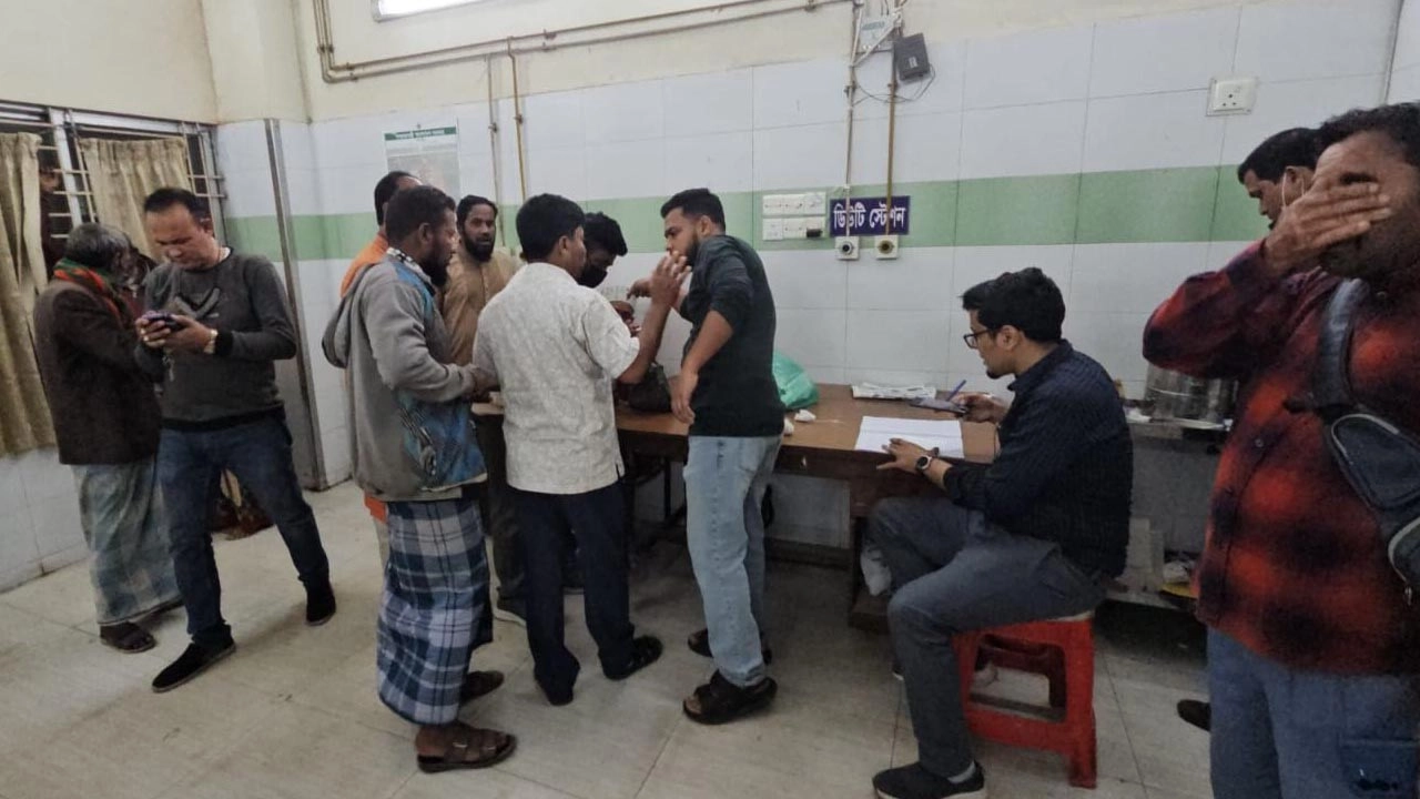 গুরুতর আহত কয়েকজন হাসপাতালে চিকিৎসা নিচ্ছেন।