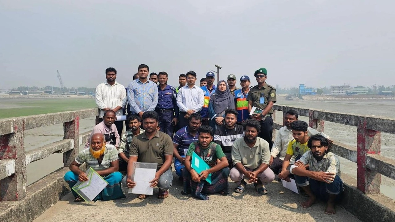 সীতাকুণ্ডে সমুদ্রে বালু লুট ঠেকাতে যৌথ অভিযানে ১৩ জন আটক