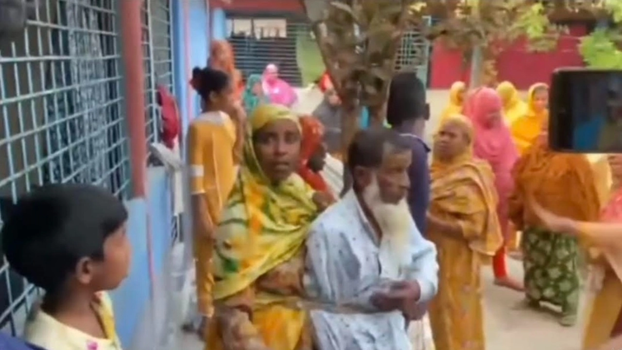 গহণা ফেরত না দেওয়ার অভিযোগে চারজনকে গাছে বেঁধে রেখে নির্যাতনের অভিযোগ