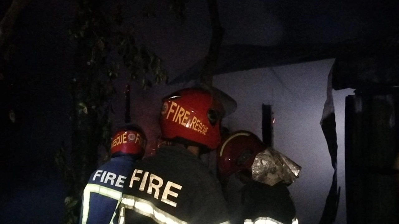 মুন্সীগঞ্জে আগুনে প্রবাসীর তিন বসতঘর ভস্মীভূত