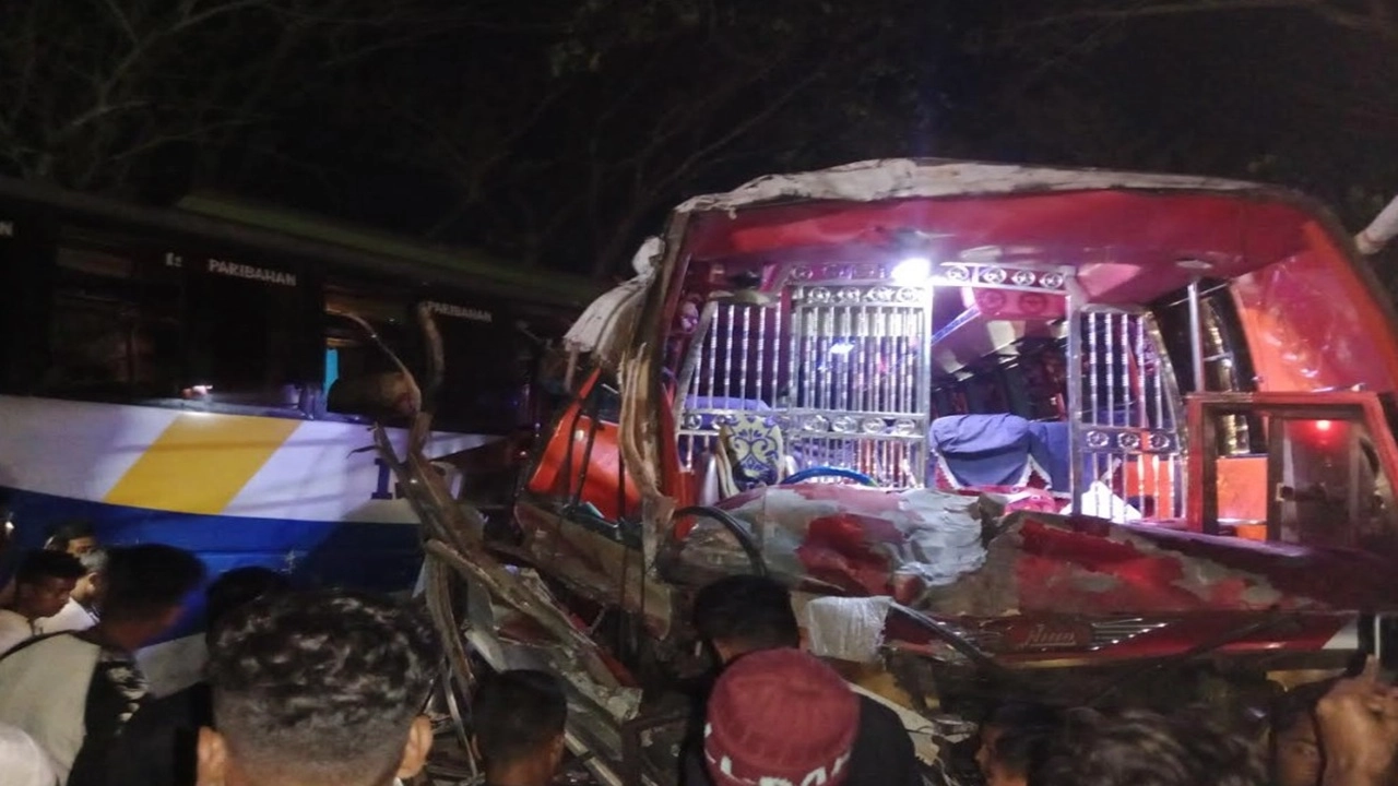 বাবুগঞ্জে দুই বাসের মুখোমুখি সংঘর্ষ