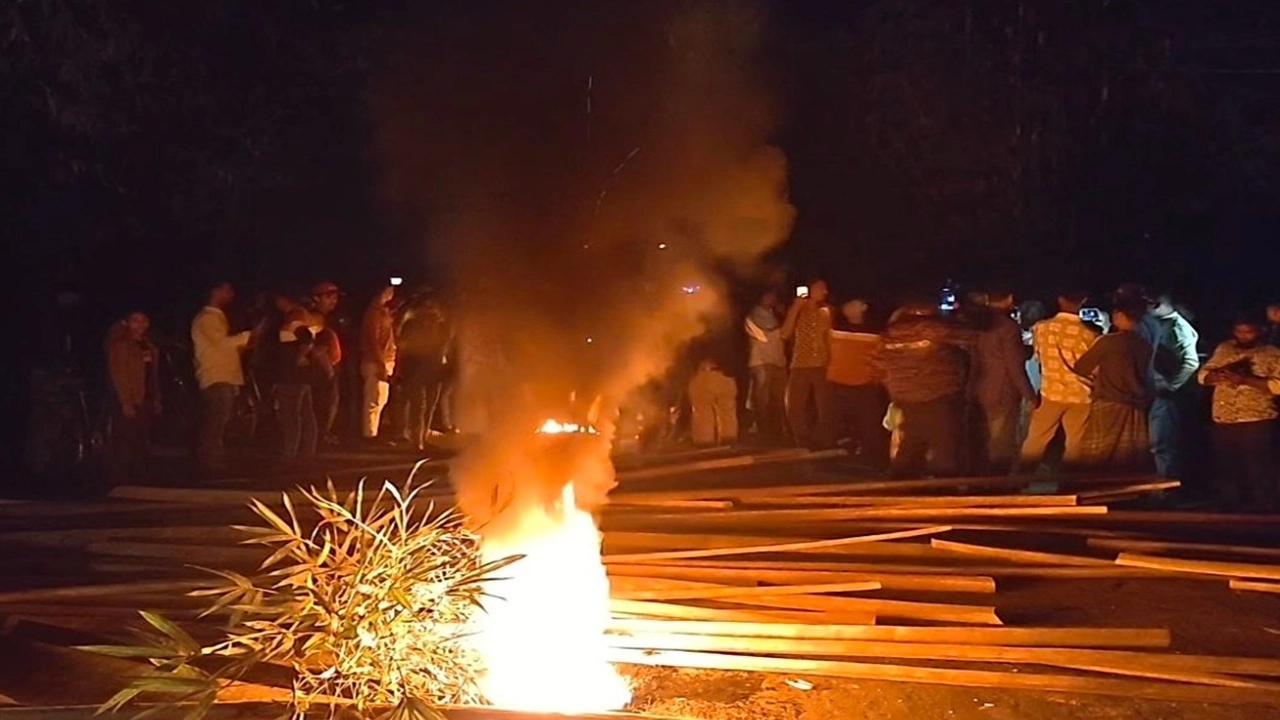 রিকশা চোর আটক নিয়ে পুলিশ-এলাকাবাসীর সংঘর্ষ