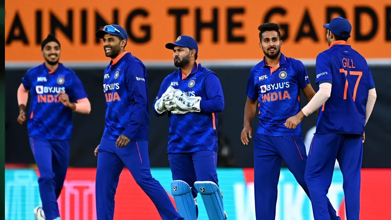 সতীর্থদের সসাথে উইকেট উদযাপন করছেন উমরান মালিক ।। ফাইল ছবি