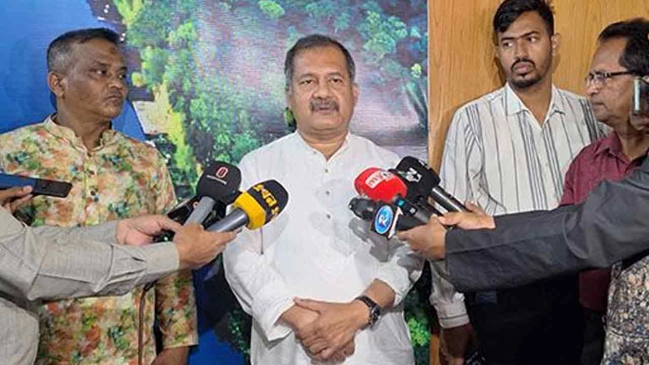 বরিশাল সার্কিট হাউজে সভা শেষে সাংবাদিকদের সঙ্গে কথা বলেন তথ্যমন্ত্রী জহির উদ্দিন স্বপন।