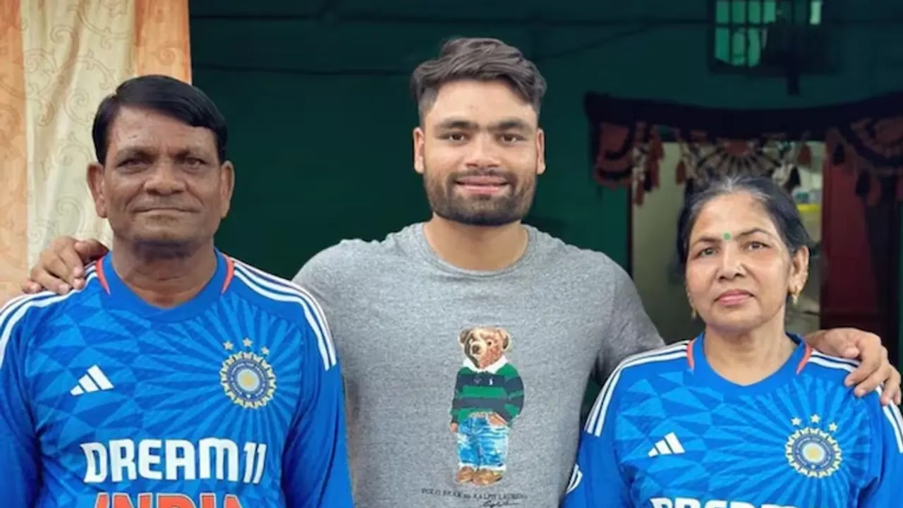 বাবা-মায়ের সাথে রিঙ্কু সিং ।। ছবি: সংগৃহীত