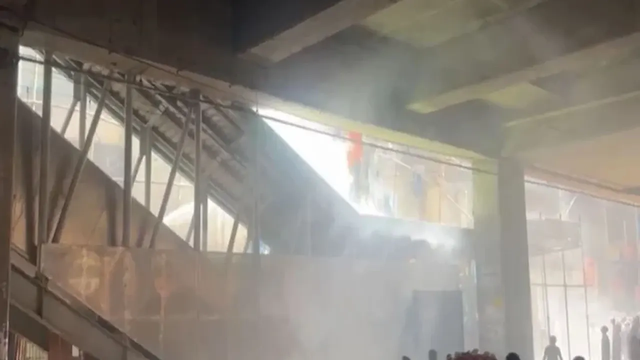 শেওড়াপাড়ায় মেট্রো স্টেশনের পাশে একটি ভবনে আগুন