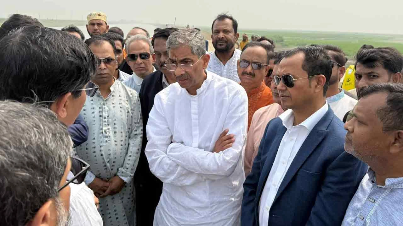 ফসল রক্ষা বাঁধ নির্মাণকাজ পরিদর্শন শেষে বক্তব্য রাখেন পানিসম্পদ মন্ত্রী শহীদ উদ্দিন চৌধুরী এ্যানি