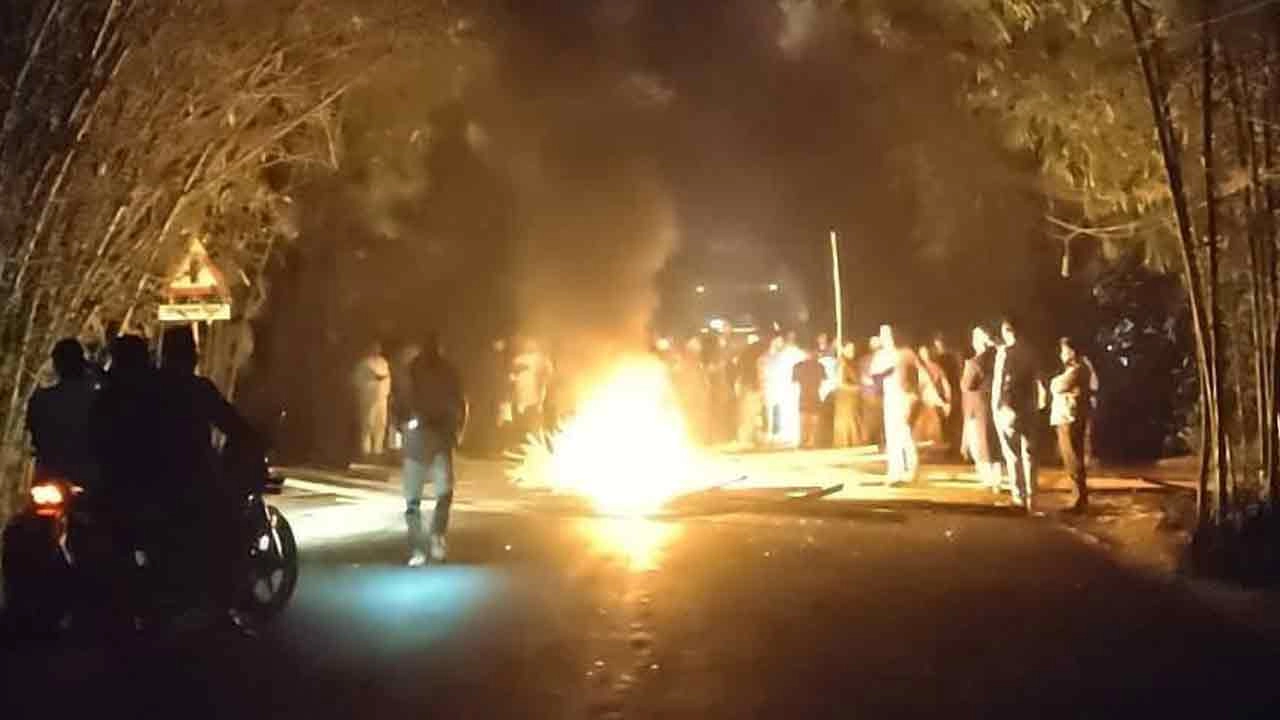 রায়পুরে আটক চার চোরকে ছিনিয়ে নেওয়াকে কেন্দ্র করে পুলিশ ও এলাকাবাসীর মধ্যে সংঘর্ষের ঘটনা ঘটেছে