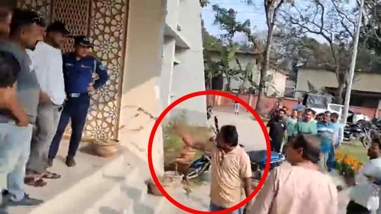 গুরুদাসপুরে পরিষদ চত্বরে ওসি শফিকুজ্জামানের পাশে সাদা টি সার্ট পরিহিত ইজারাদার তপুর কাছে ৫ লাখ টাকা চাঁদা চাইছেন