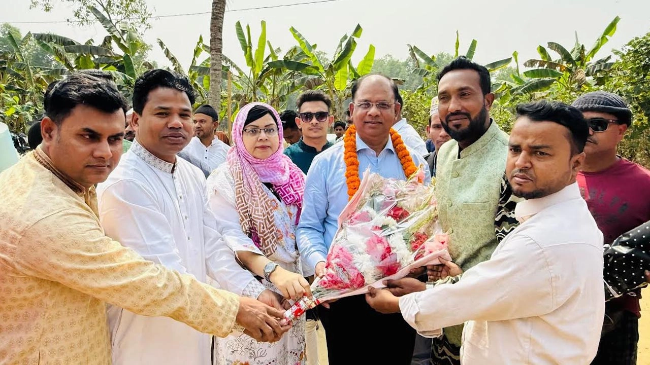 নিজ গ্রামে চিফ প্রসিকিউটর অ্যাডভোকেট আমিনুল ইসলামকে উষ্ণ সংবর্ধনার মাধ্যমে বরণ করে নিয়েছেন এলাকাবাসী।