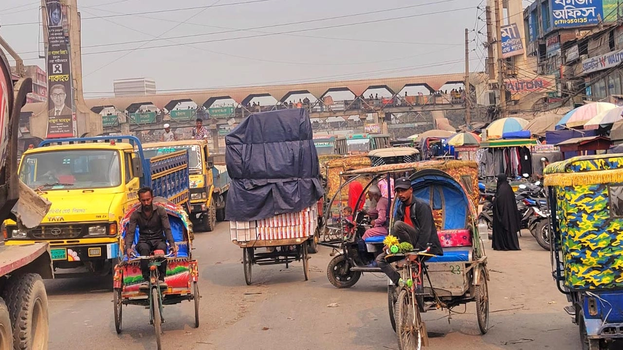 শিমরাইল মহাসড়কে চলতে দেখা যায় অবৈধ থ্রি-হুইলার