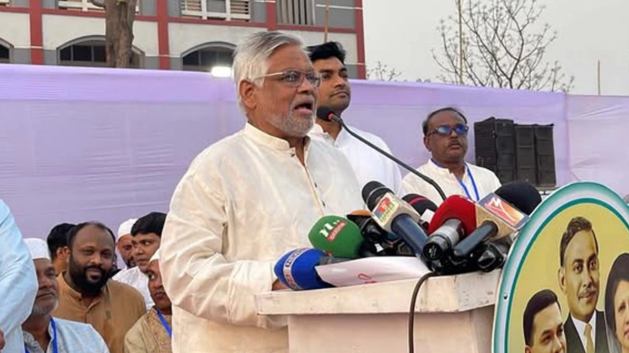 সভায় বক্তব্য রাখছেন আমানউল্লাহ আমান।