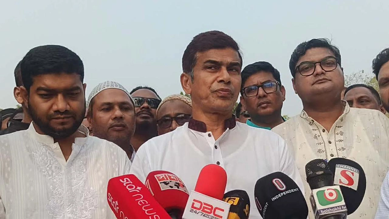 সাংবাদিকদের সঙ্গে কথা বলছেন পানি সম্পদ মন্ত্রণালয়ের প্রতিমন্ত্রী ফরহাদ হোসেন আজাদ।