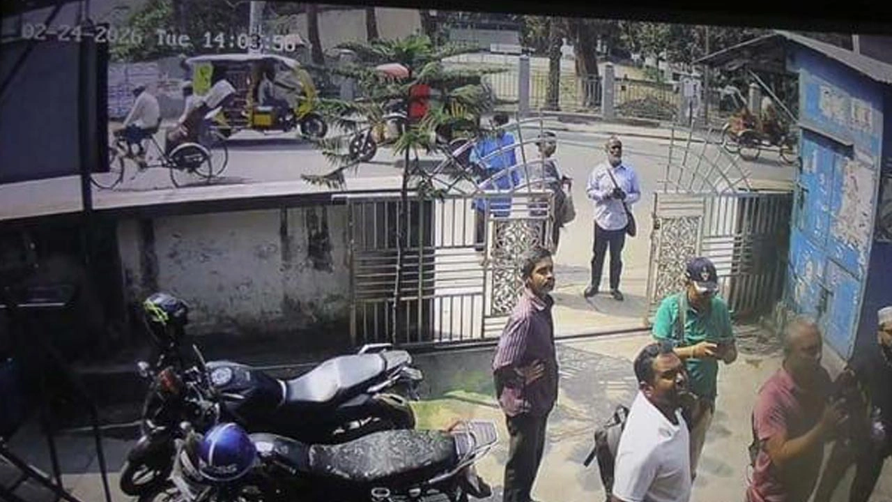 ভূমিকম্পের সময়ের সিসিটিভি ফুটেজ।