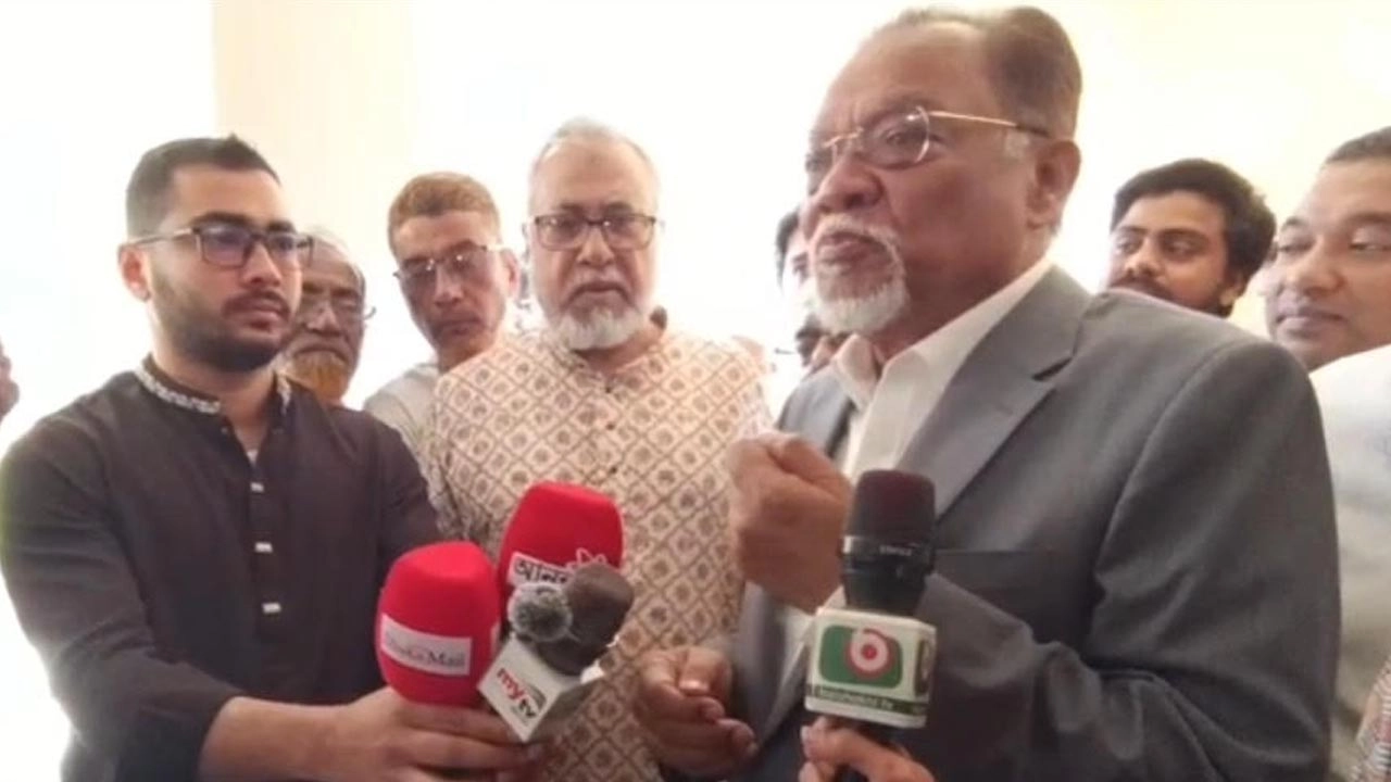 সাংবাদিকদের সঙ্গে কথা বলছেন জনপ্রশাসন মন্ত্রণালয়ের উপদেষ্টা মো. ইসমাইল জবিউল্লাহ।