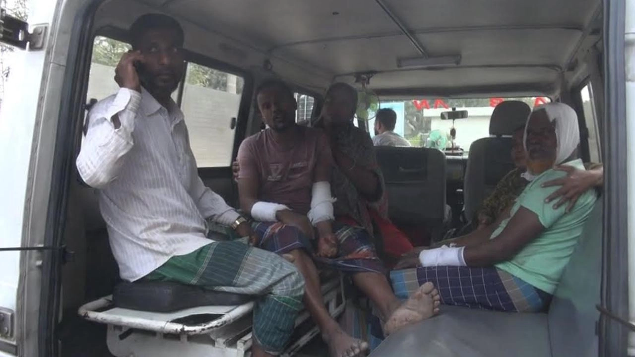 আহতদের উদ্ধার করে নাটোর আধুনিক সদর হাসপাতালে ভর্তি করা হয়।