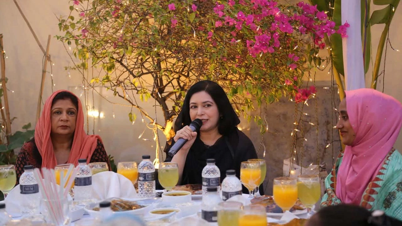 ইফতার মাহফিলে কথা বলছেন প্রধানমন্ত্রী তারেক রহমানের সহধর্মিনী ডা. জুবাইদা রহমান।