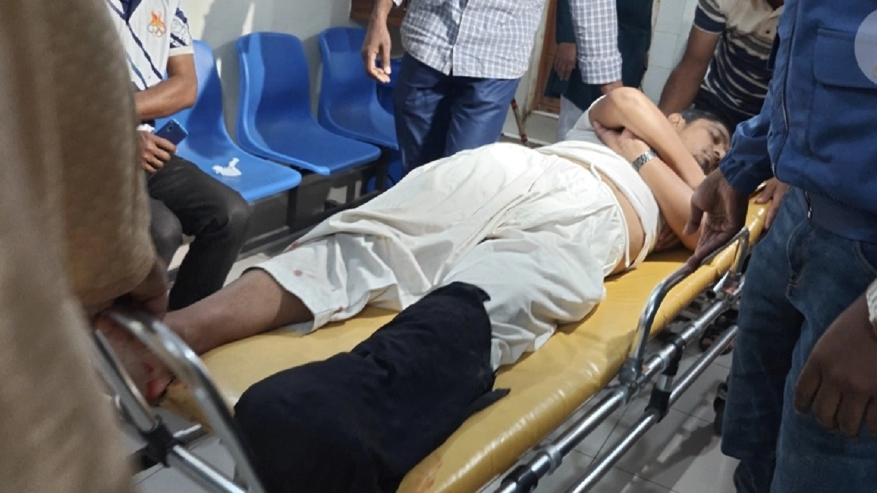 সন্তানের হাতে থাকা পিস্তলের মিস ফায়ারে এসআই গুলিবিদ্ধ