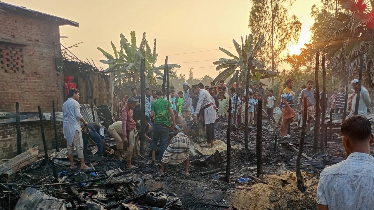 পেকুয়ায় অগ্নিকাণ্ড