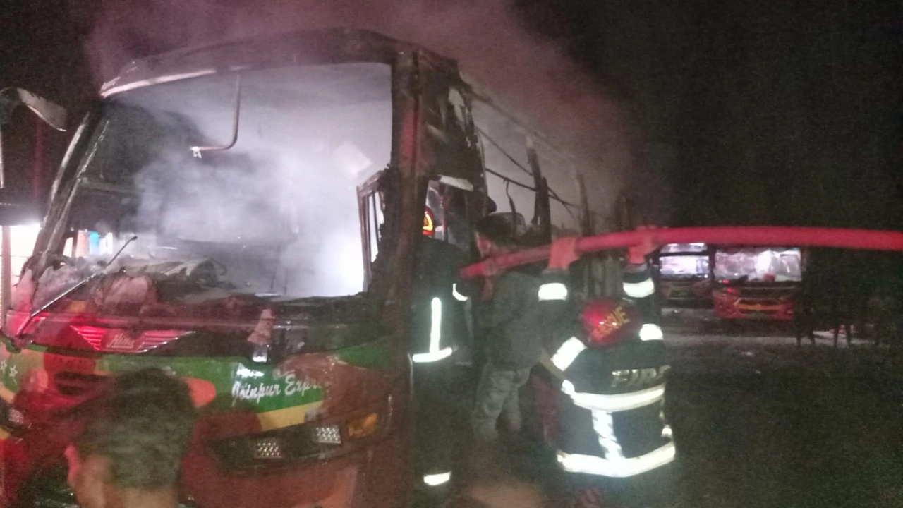 আগুনে পুড়ে যাওয়া বাস