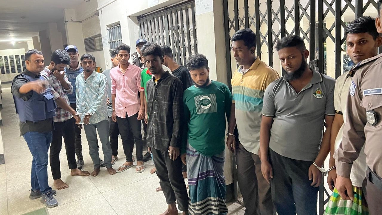 পুলিশের অভিযানে আটক