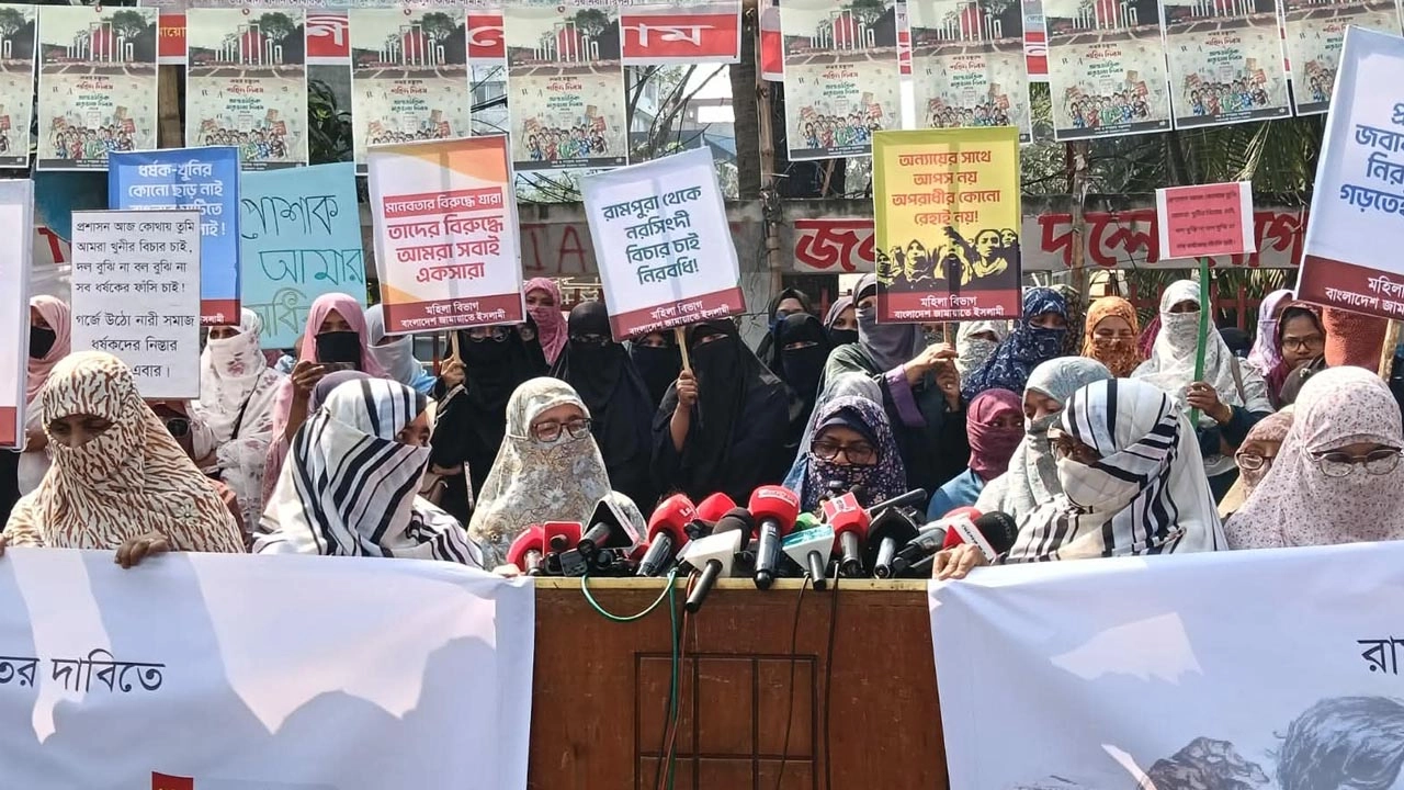 জতীয় প্রেসক্লাবের সামনে মানববন্ধনে বক্তব্য রাখছেন বাংলাদেশ জামায়াতে ইসলামীর মহিলা বিভাগের নেতৃরা।