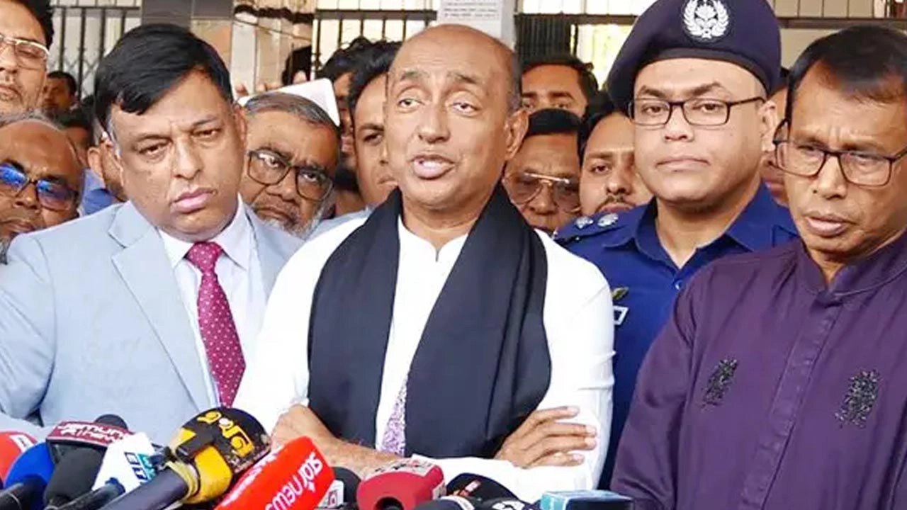 সাংবাদিকদের সঙ্গে কথা বলছেন আইন বিচার ও সংসদ বিষয়ক মন্ত্রী আসাদুজ্জামান।