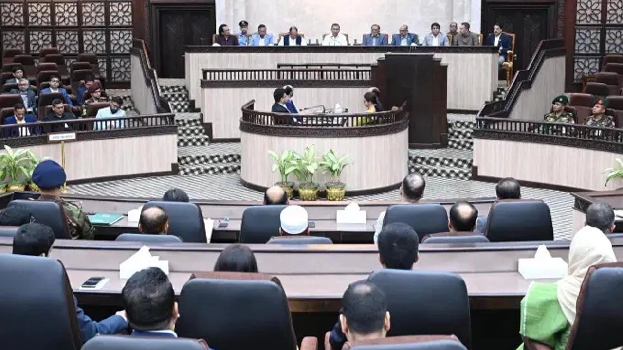 প্রথমবারের মতো নিজ কার্যালয়ের কর্মীদের সঙ্গে মতবিনিময় করেন প্রধানমন্ত্রী তারেক রহমান।