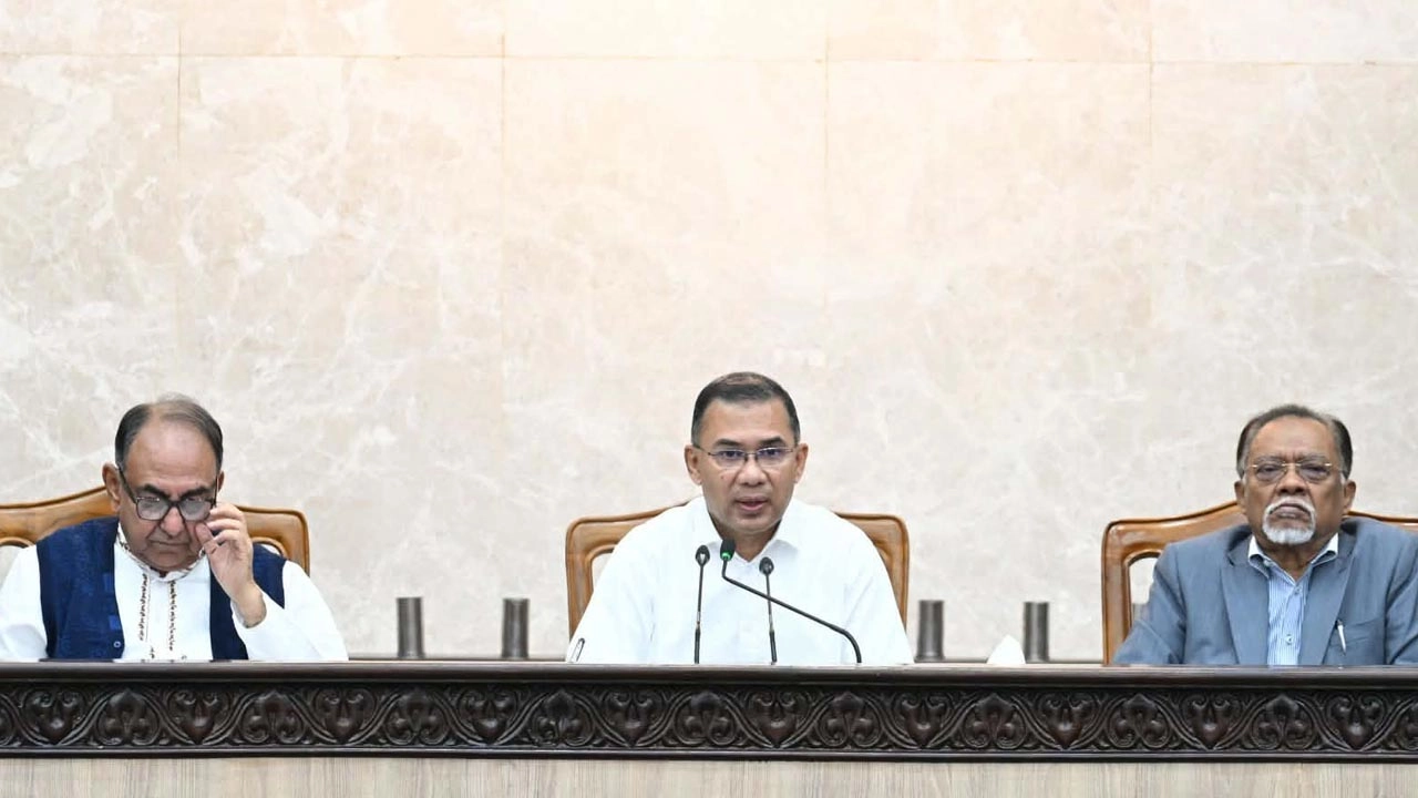 কর্মকর্তা-কর্মচারীদের সঙ্গে মতবিনিময় সভায় কথা বলছেন প্রধানমন্ত্রী তারেক রহমান।