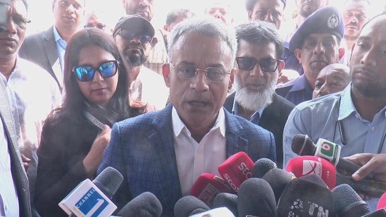 সাংবাদিকদের সঙ্গে কথা বলছেন সড়ক পরিবহন ও সেতু, রেলপথ ও নৌপরিবহন মন্ত্রী শেখ রবিউল আলম।