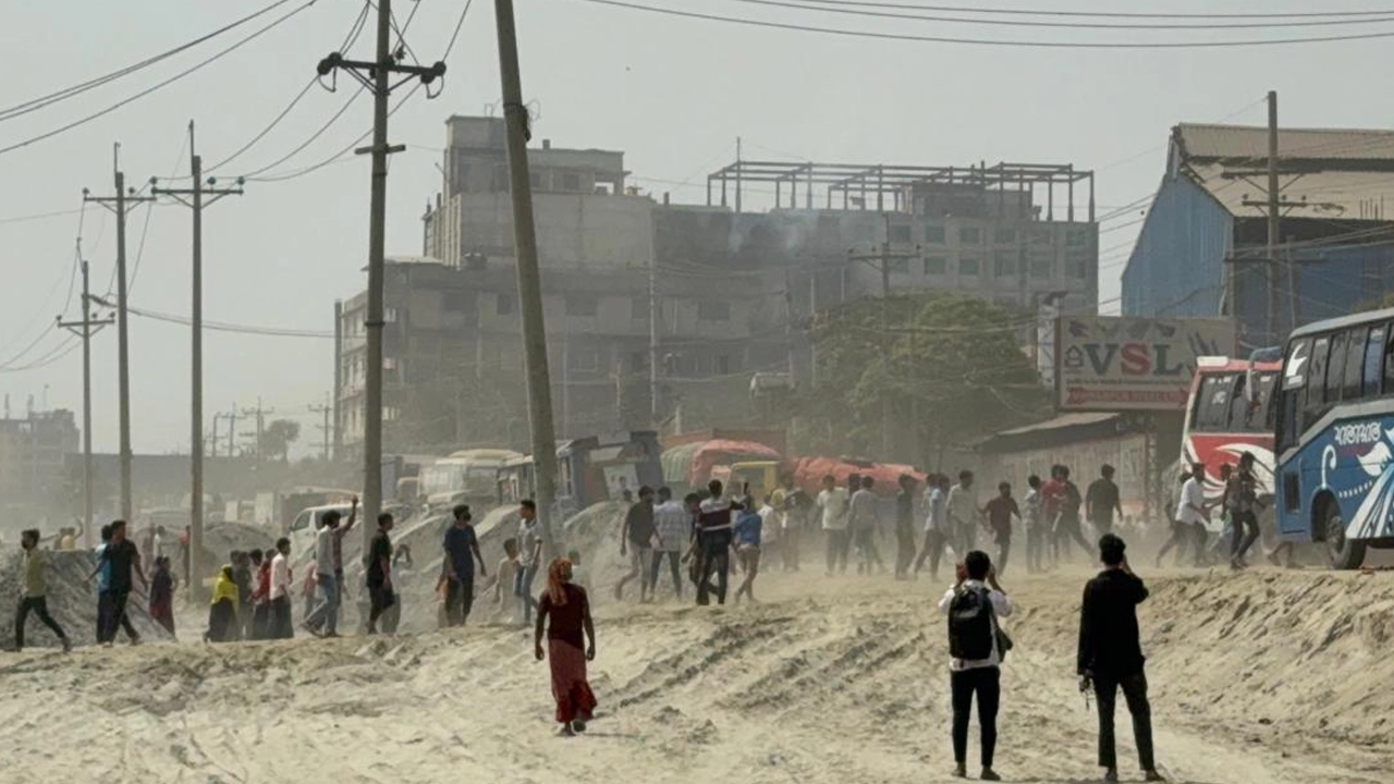 নারায়ণগঞ্জের রূপগঞ্জে  শ্রমিক-পুলিশ সংঘর্ষ