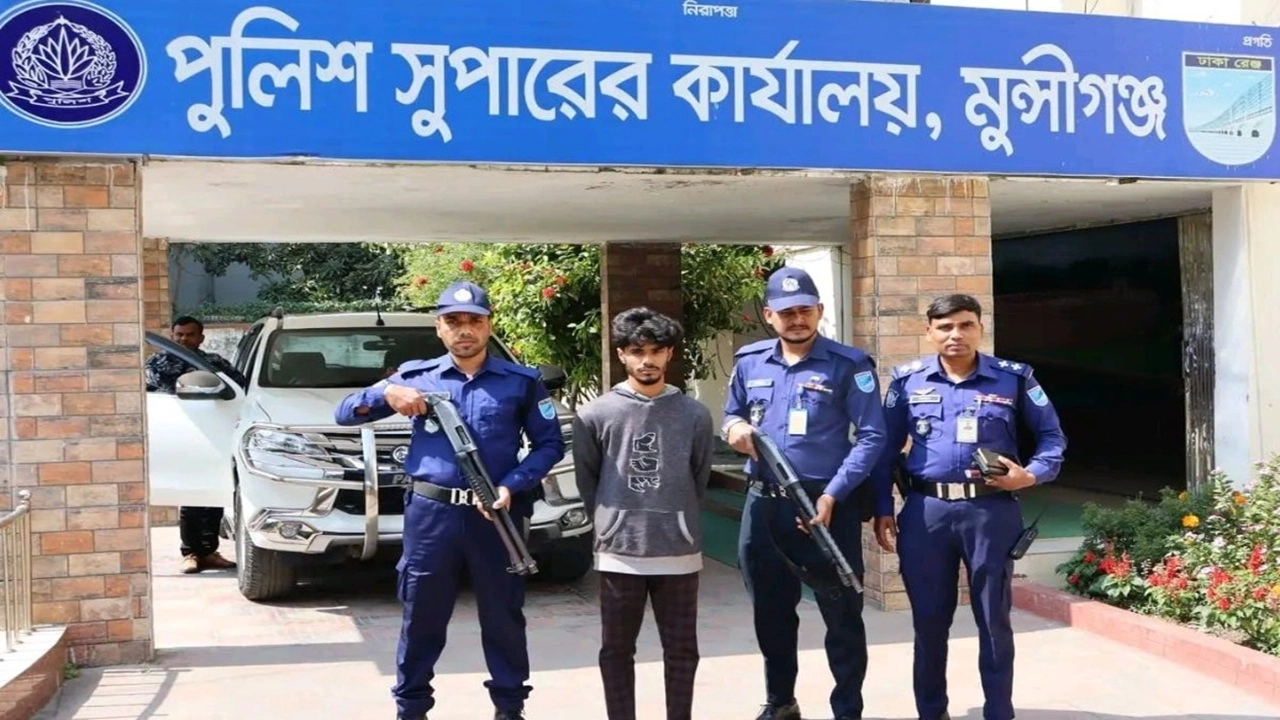 মুন্সীগঞ্জ সদর উপজেলার বজ্রযোগিনী এলাকা থেকে একটি বিদেশি রিভলবার, এক রাউন্ড গুলি ও একটি দেশীয় ধারালো অস্ত্রসহ আসিব হালদার নামে এক যুবককে আটক