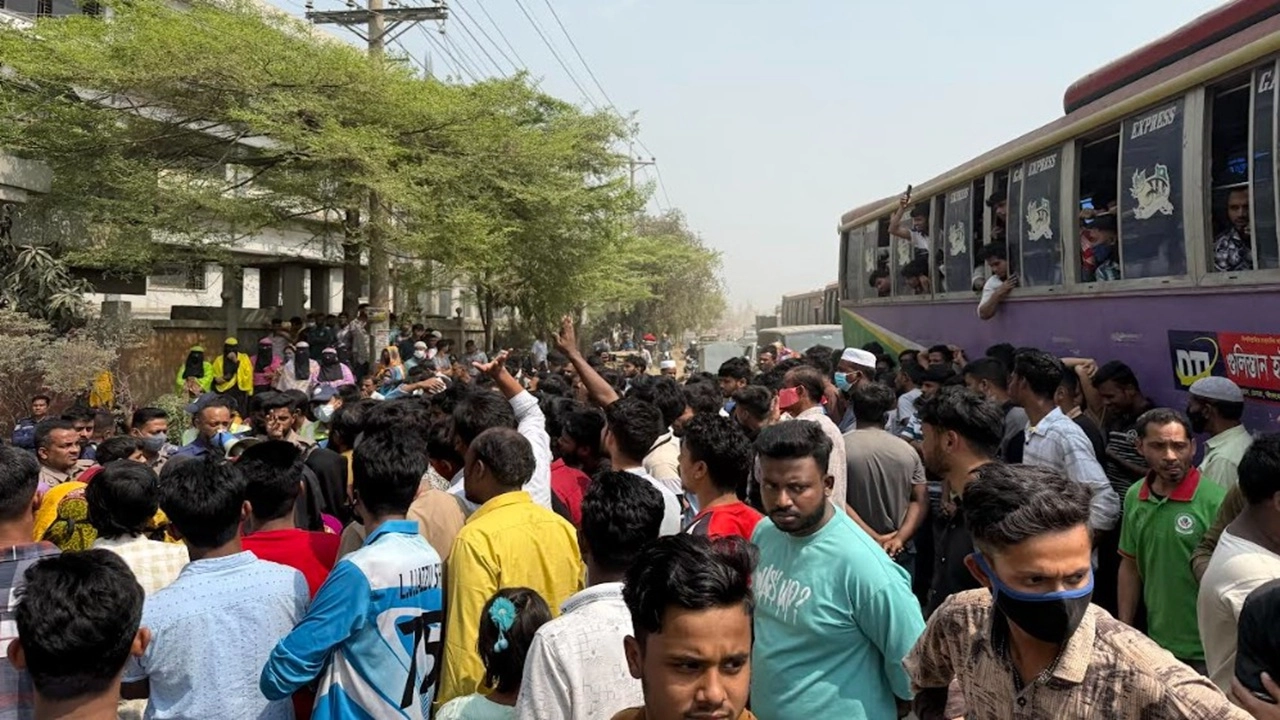 রূপগঞ্জে বকেয়া বেতনের দাবিতে ঢাকা-সিলেট মহাসড়ক অবরোধ