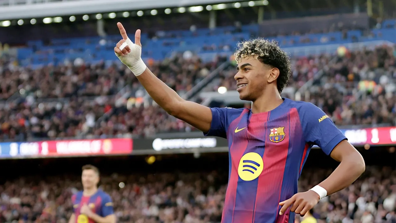 ইয়ামালের হ্যাট্রিকে রিয়ালের সাথে ব্যবধান বাড়াল বার্সা 