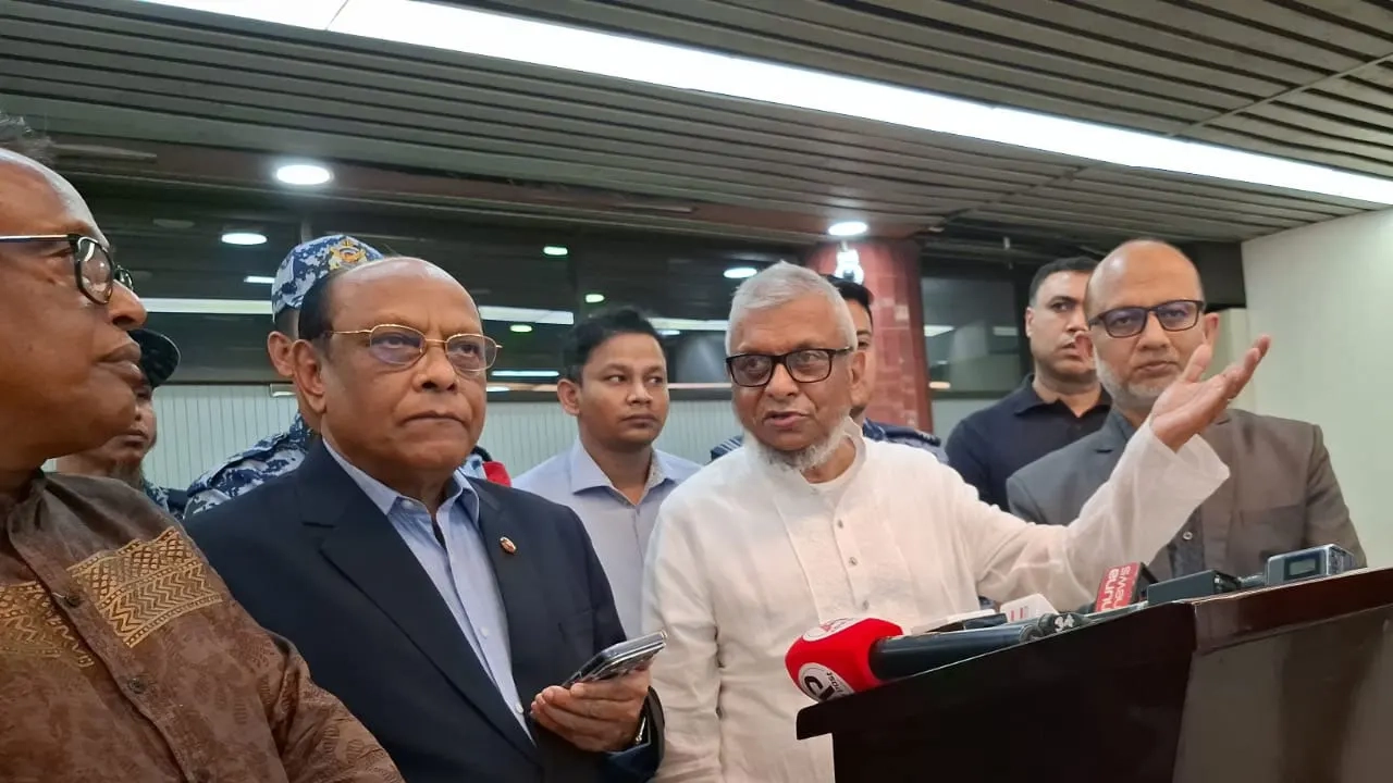 হজরত শাহজালাল আন্তর্জাতিক বিমানবন্দরে প্রবাসী কল্যাণ ও বৈদেশিক কর্মসংস্থান মন্ত্রী আরিফুল হক চৌধুরী