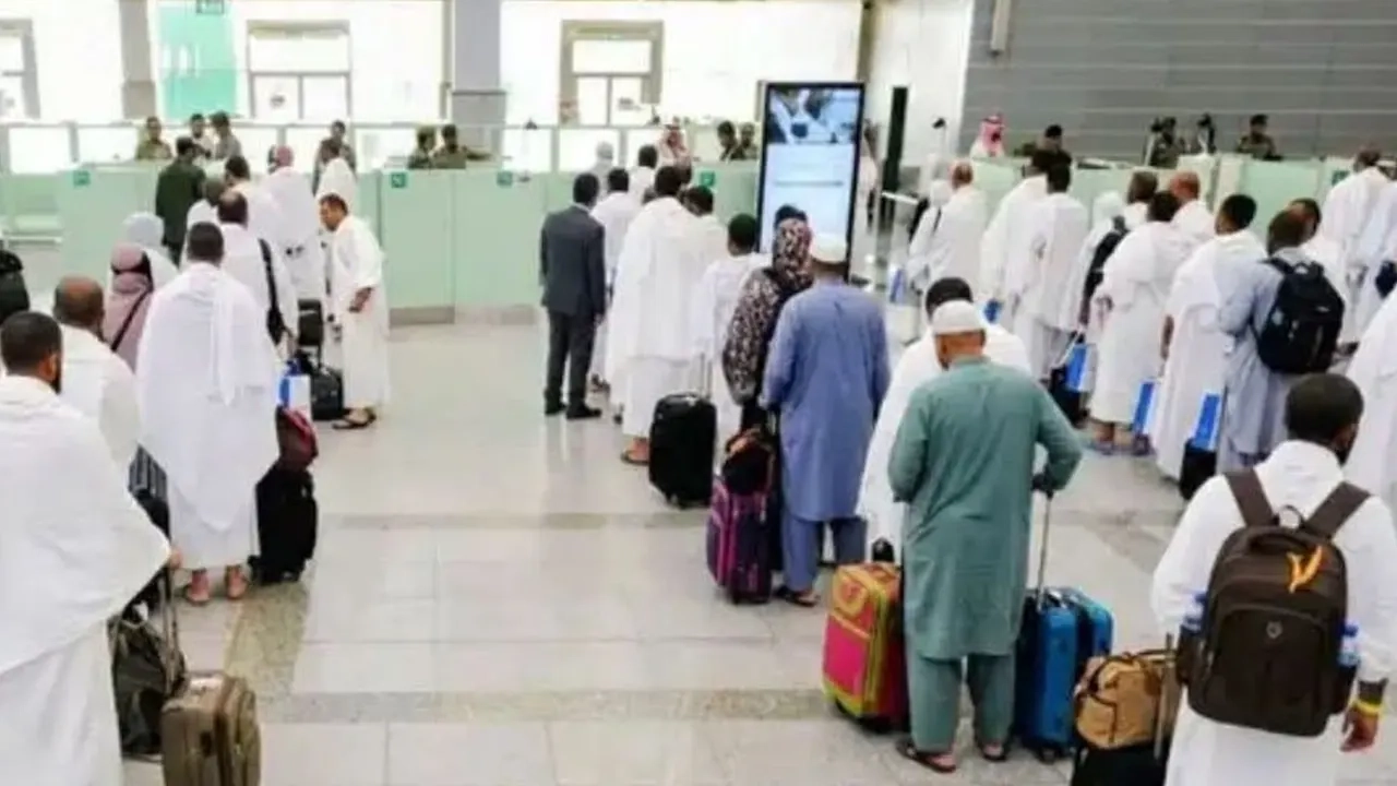 মধ্যপ্রাচ্যের আকাশসীমা বন্ধ থাকায় হাজার হাজার ওমরাহযাত্রী আটকা পড়েছে