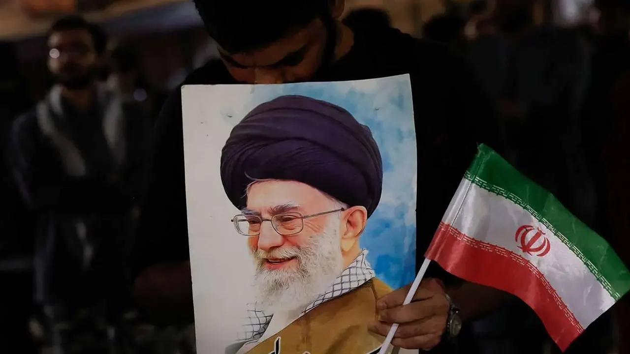 খামেনির ছবি হাতে ইরানি নাগরিক । ছবি: সংগৃহীত