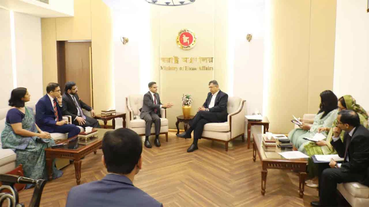 স্বরাষ্ট্রমন্ত্রী সালাহউদ্দিন আহমদের সঙ্গে বাংলাদেশে নিযুক্ত ভারতীয় হাইকমিশনার শ্রী প্রণব কুমার ভার্মার বৈঠক