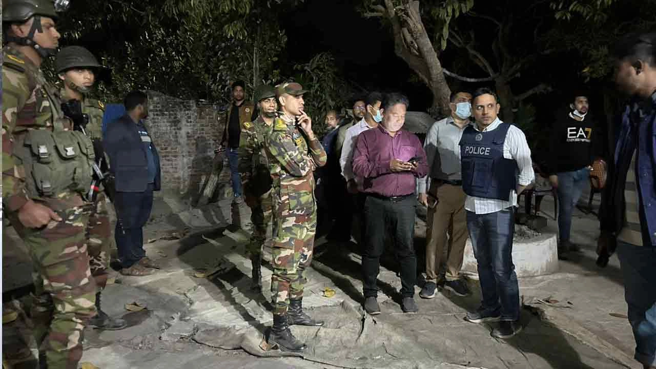 সিরাজদিখানে অবৈধ মাটি কাটায় যৌথবাহিনীর অভিযান