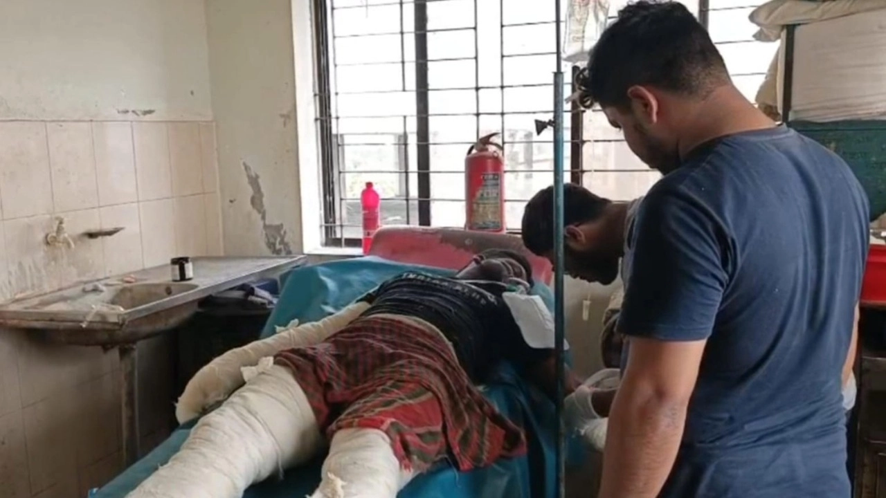 বোমা বিস্ফোরণে যুবক গুরুতর আহত মামুনকে ঢাকায় প্রেরণ