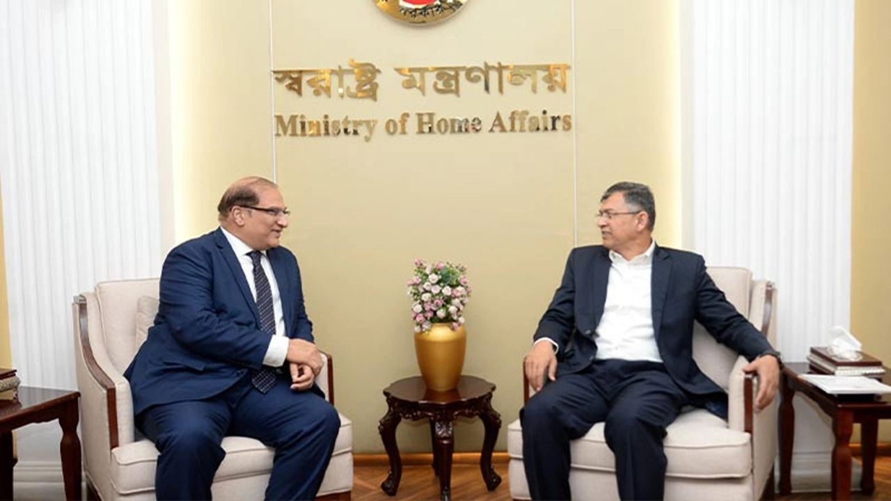 স্বরাষ্ট্রমন্ত্রীর সঙ্গে পাকিস্তানের হাইকমিশনারের সৌজন্য সাক্ষাৎ