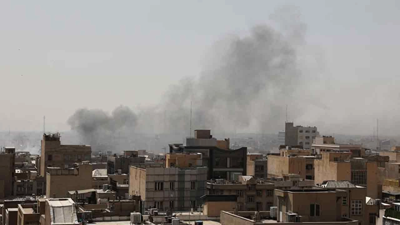 তেহরানের প্রাণকেন্দ্রে নতুন করে আরও এক দফা শক্তিশালী বিমান হামলা চালিয়েছে ইসরায়েল । ছবি- সংগৃহীত